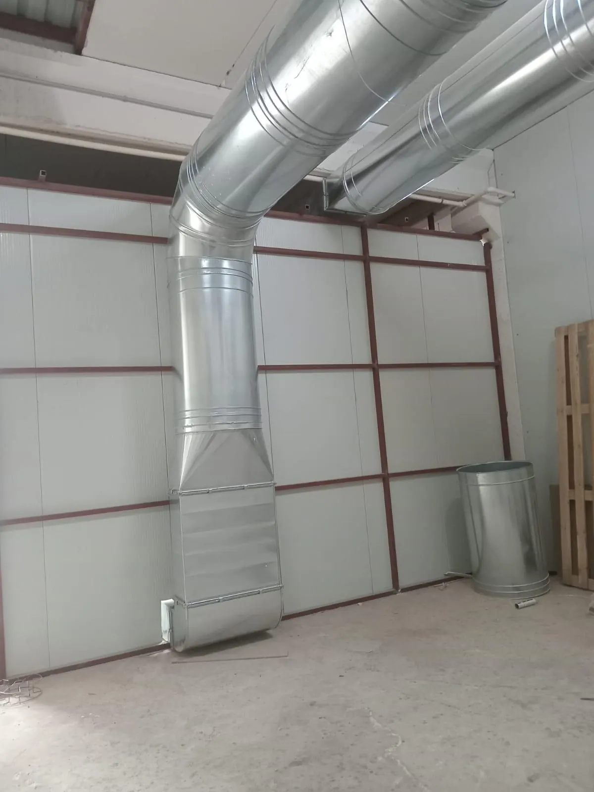 Duvar boyunca uzanan galvaniz spiral kanal