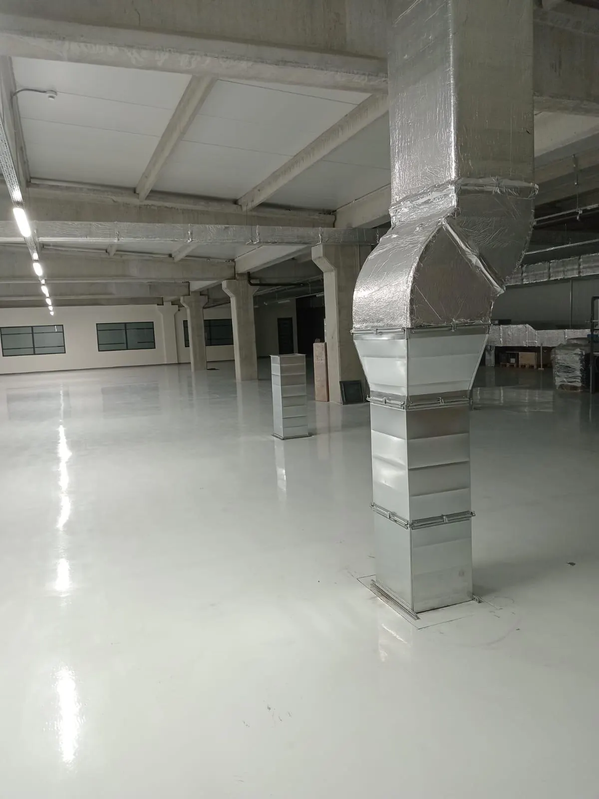 Fabrika içinde dikey dikdörtgen kanal