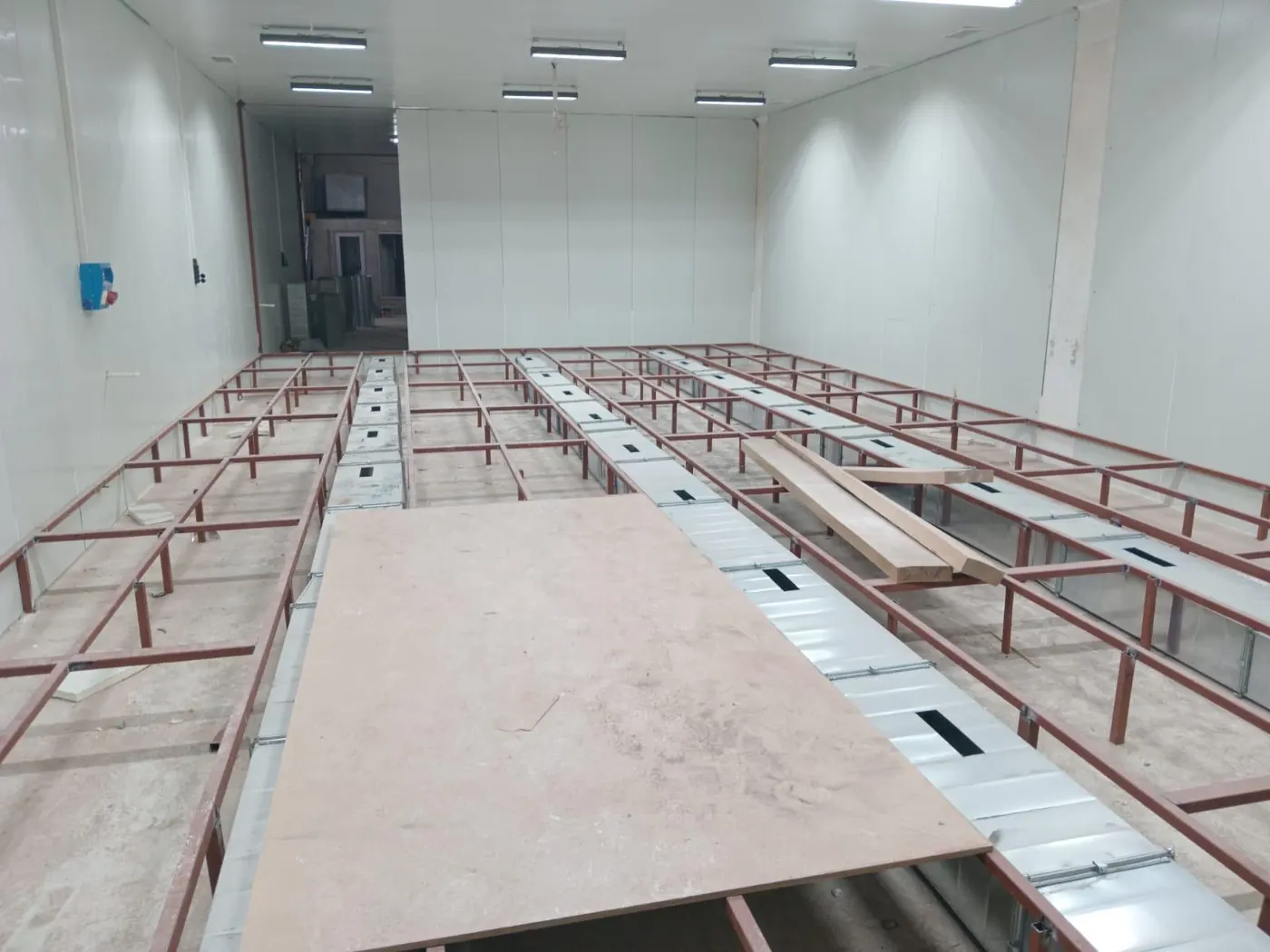 Kabin zemininde ızgaralı emiş kanalları