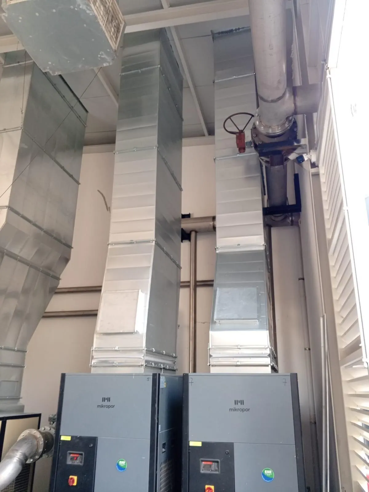 Tesis içinde cihazlara bağlanan galvaniz kanallar